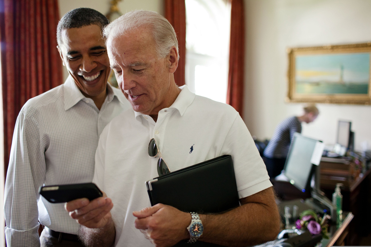 Obama und Biden schauen auf ein Smartphone. (c) Pixabay.com