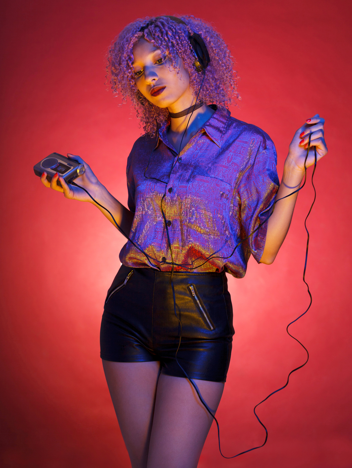 flashback of a young woman listening to oldie music with her walkman. (c) AdobeStock