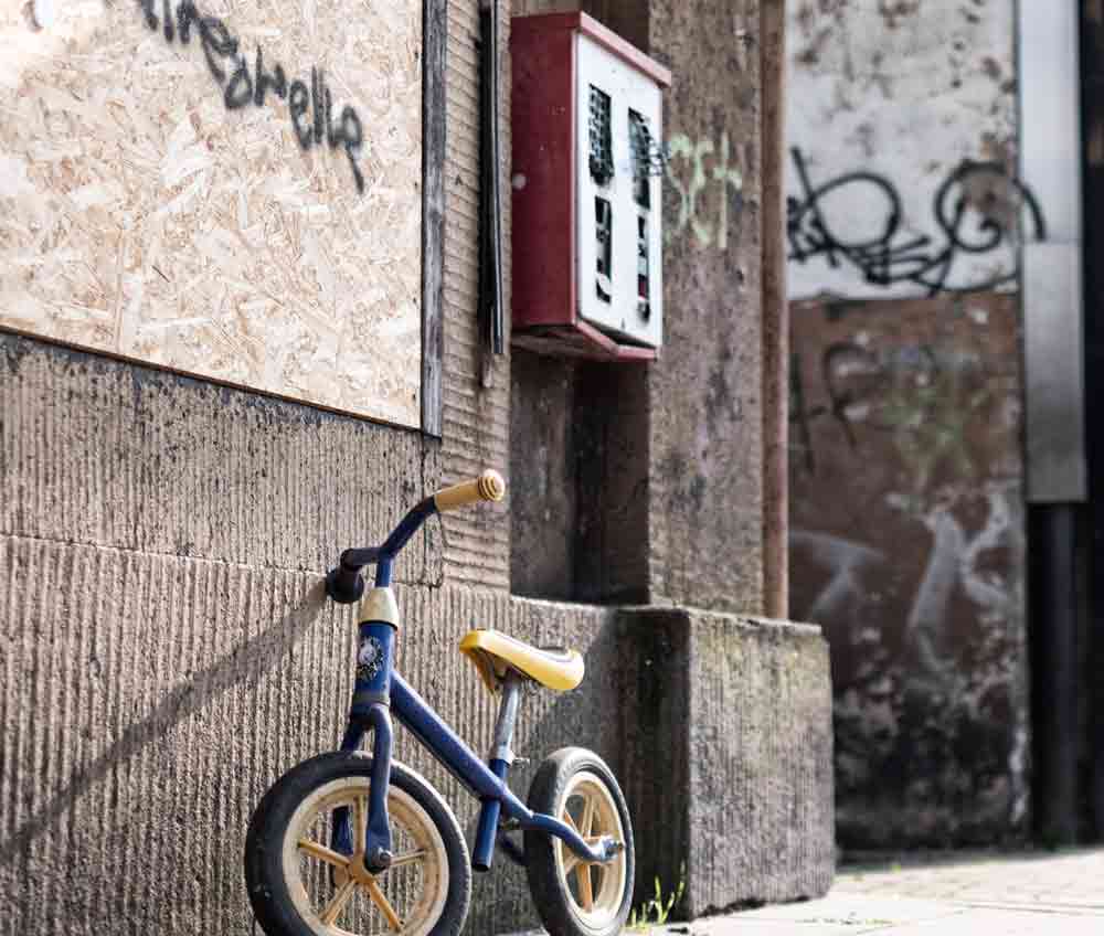 Ein Kaugummiautomat an einer Hausmauer.
(c) AdobeStock