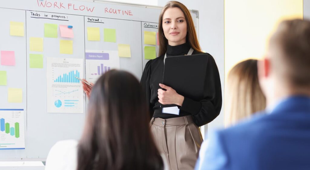 Eine Business-Frau bei einer Präsentation, Stichwort Impact.
(c) AdobeStock