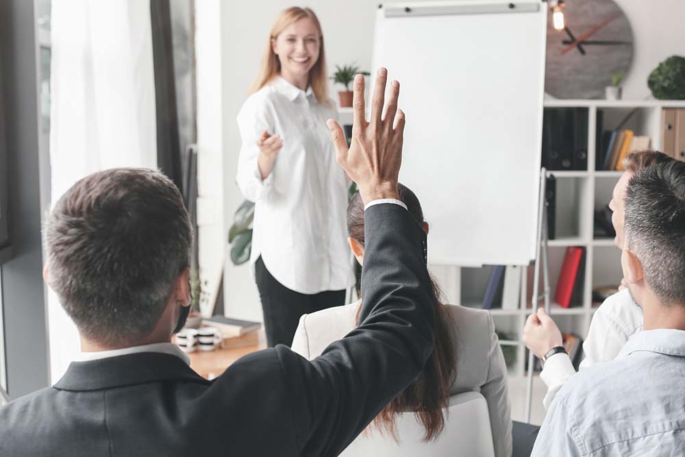 Ein kleine Gruppe bei einem Meeting, Stichwort Marketing-Trends.
(c) AdobeStock