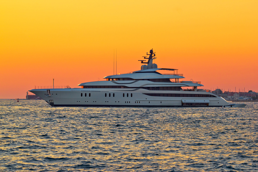 Superyacht on yellow sunset side view, Stichwort Bänkko-Methode.
(c) AdobeStock