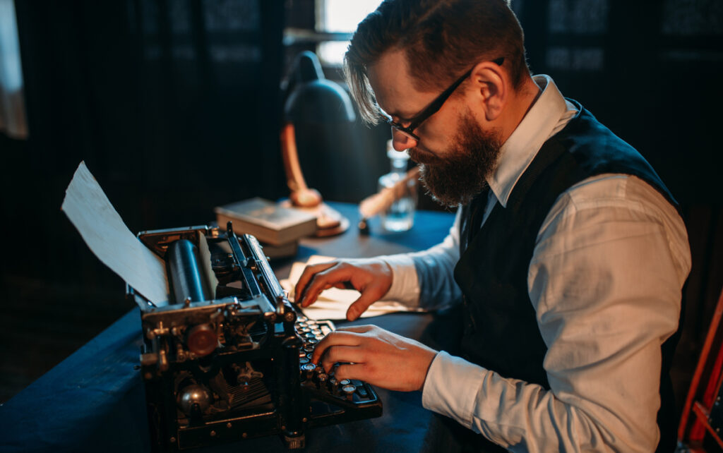 Ein Mann mit Brille an einer Schreibmaschine, Stichwort Technikverweigerung.
(c) AdobeStock