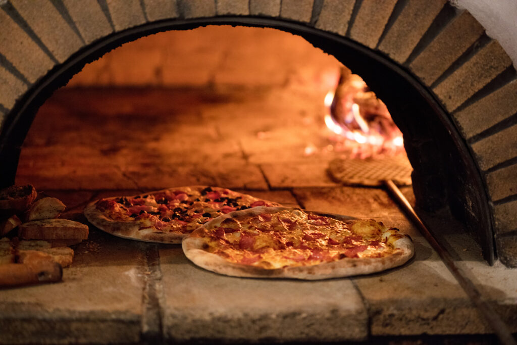 Italian pizza is cooked in a wood-fired oven, Stichwort Lieferdrohne.
(c) AdobeStock