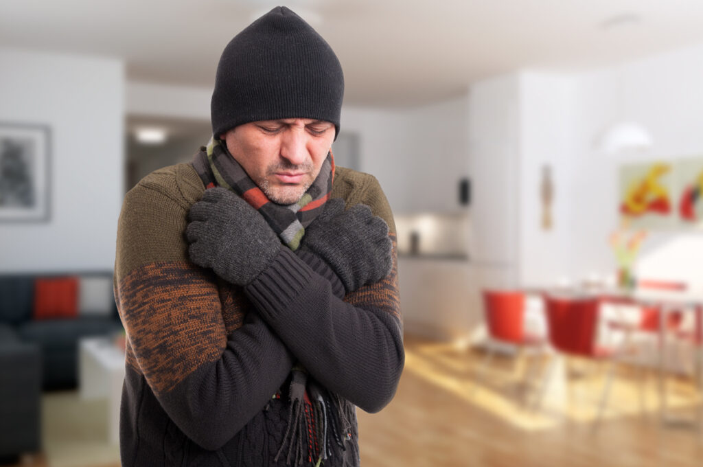 Portrait of sick man shivering from cold inside the house with copy text space, keyword Lüften.
(c) AdobeStock