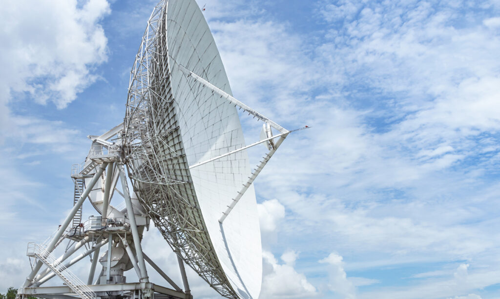 Große Satellitenschüssel, Stichwort Drohnen-Defense-Shield.
(c) AdobeStock