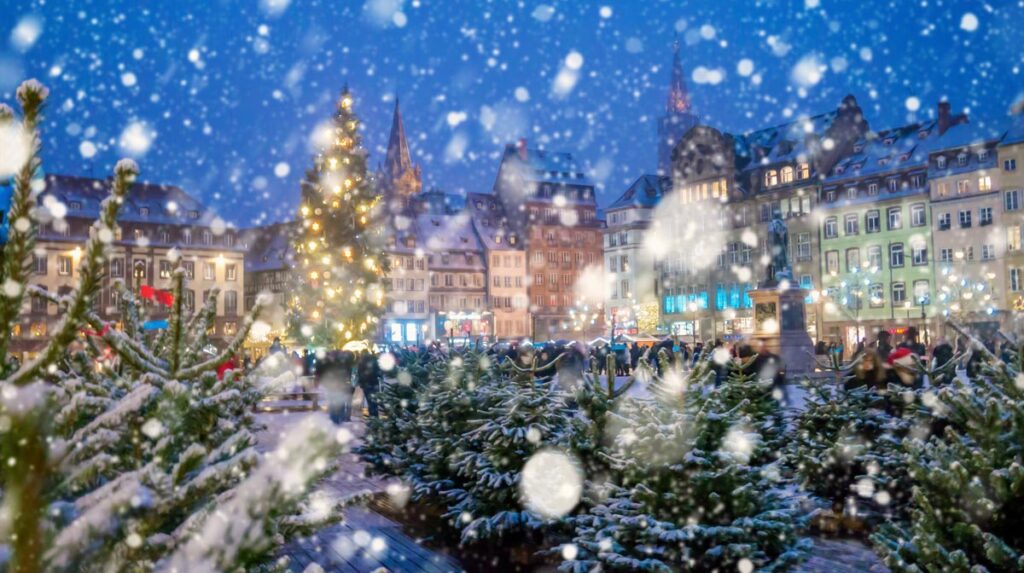 Schneefall auf einem Weihnachtsmarkt, Stichwort Schneekanonen.
(c) AdobeStock