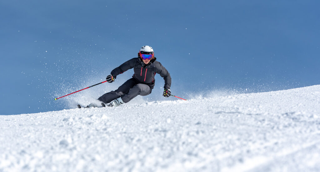 Eine Skifahrerin beim Carven.
(c) AdobeStock