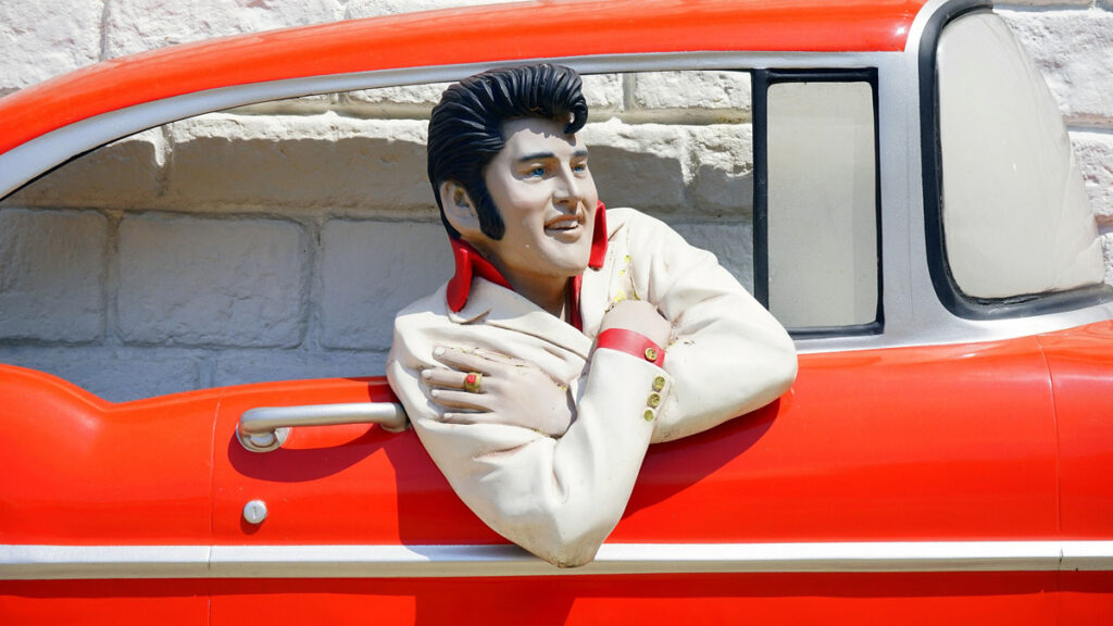 Eine Elvis-Imitation, die aus einem roten Wagen schaut.
(c) Pixabay.com