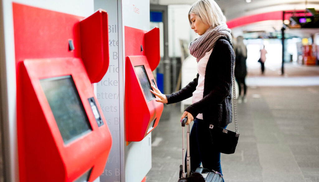 Eine Frau vor einem Ticketautomat in einer U-Bahnstation, Stichwort Ticketpreis.
(c) AdobeStock