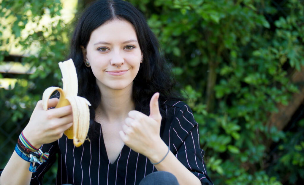 Eine Frau mit einer Banane in der einen Hand und mit Daumen hoch mit der anderen.
(c) Pixabay.com