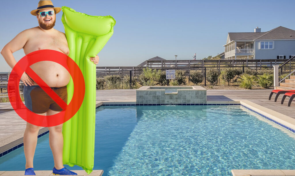 Ein dicker Mann mit Strohhut, Sonnenbrille und Luftmatratze im Arm neben einem Pool, Stichwort Bikinifigur.
(c) AdobeStock/ Pixabay.com