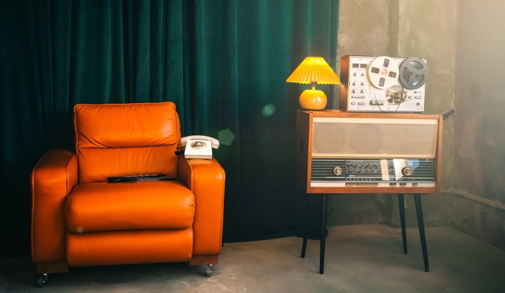 Ein Retro-Zimmer mit Ledersessel, Telefon, altem Radio und Aufnahmegerät, Stichwort Patientenmilliarde.
(c) AdobeStock