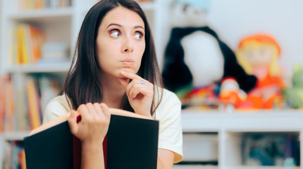 Eine Frau mit einem Wörterbuch in der Hand.
(c) AdobeStock