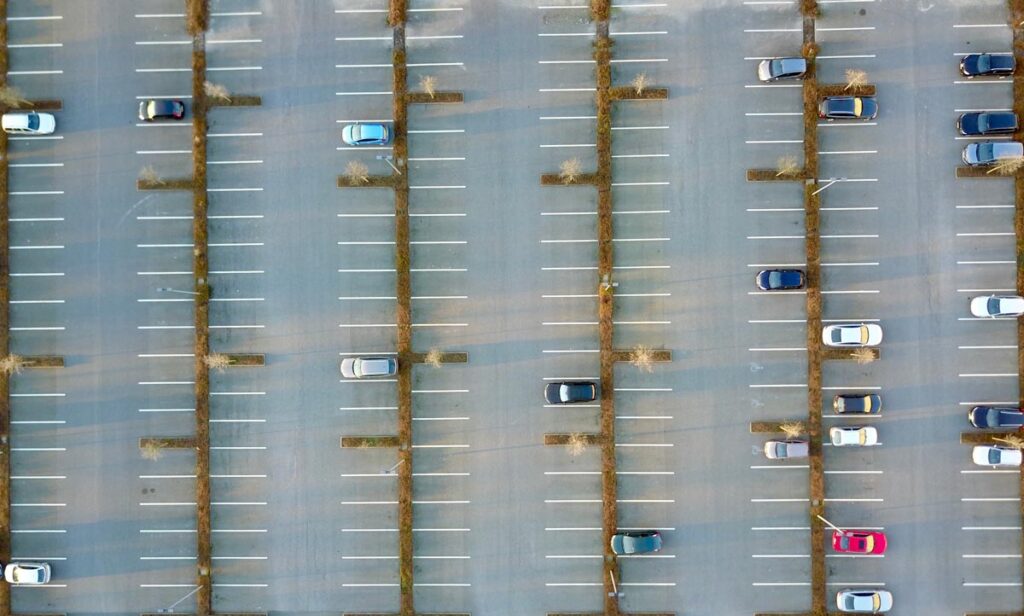 Ein großer Parkplatz, Stichwort Renaturierungsgesetz.
(c) AdobeStock