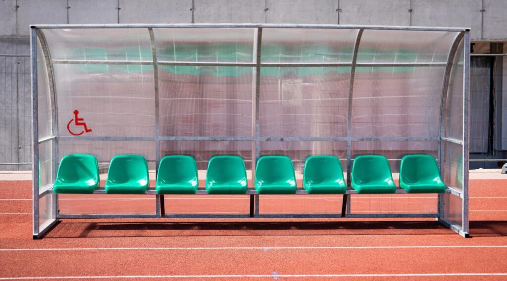 Eine leere Trainerbank in einem Stadion, Stichwort Joe Biden.
(c) AdobeStock