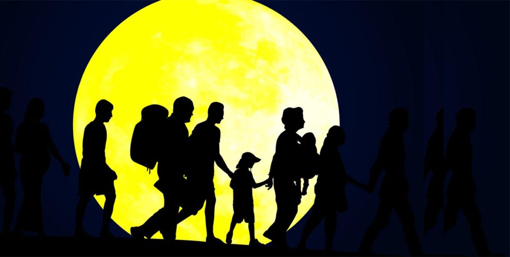 Die Silhoutten einer Familie im Mondlicht, Stichwort Ausländer raus.
(c) AdobeStock