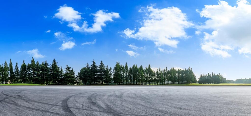 Eine große breite Straße neben einem Wald, Stichwort Klimawandel.
(c) AdobeStock