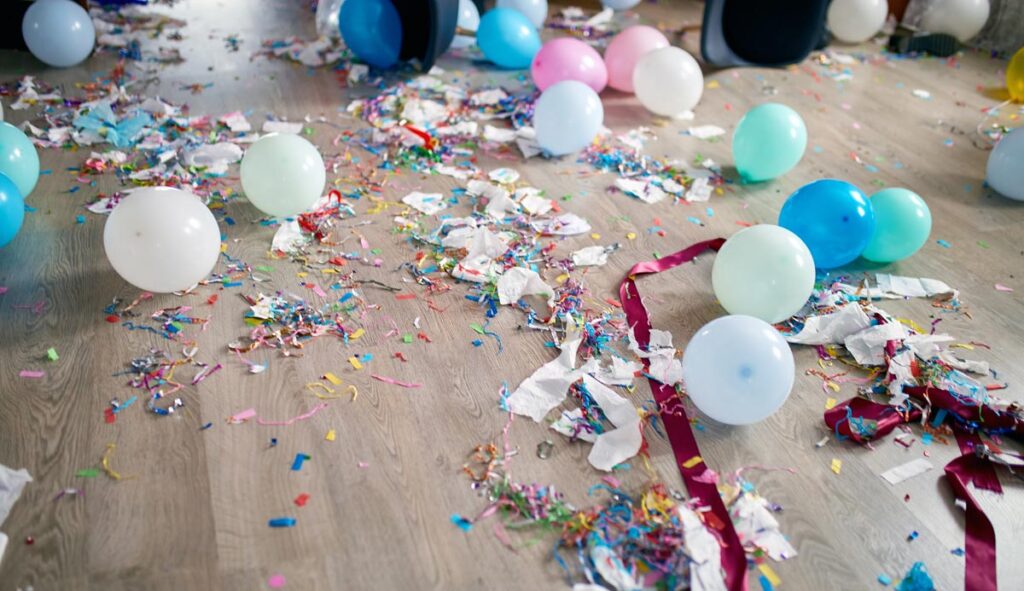 Ein Raum nach einer Party mit Konfetti und Luftballonen auf dem Boden, Stichwort Wahlen.
(c) AdobeStock