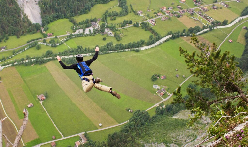 Ein Fallschirmspringer, Stichwort Jochen Schweizer.
(c) AdobeStock